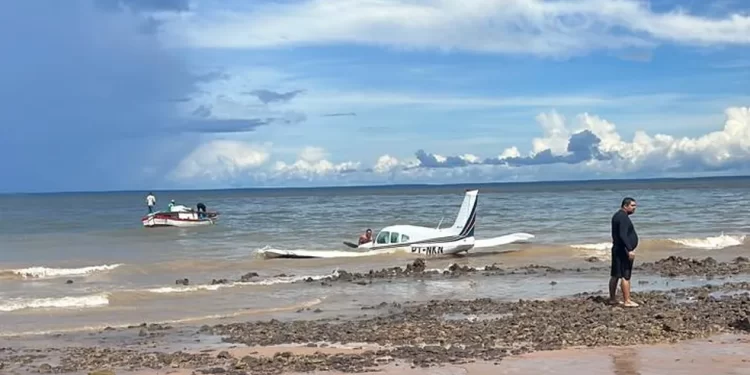 Avião de pequeno porte faz pouso forçado na Praia de Panaquatira, em São José de Ribamar (MA) — Foto: Divulgação/Redes sociais