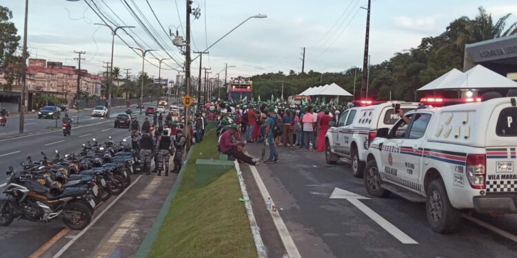 Protesto dos desocupados do MST Interrompem trânsito Avenidas em São Luís