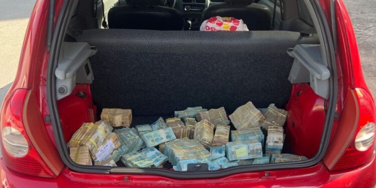PM encontra mais de R$ 1 milhão em mala de carro no Renascença, em São Luís; Entenda o caso