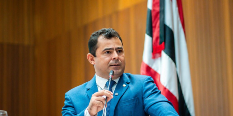 Eric Costa reassume mandato e encerra polêmica sobre suplência na ALEMA