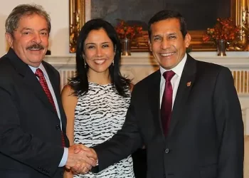 Mulher do ex-presidente do Peru chega ao Brasil em voo da FAB após condenação por corrupção