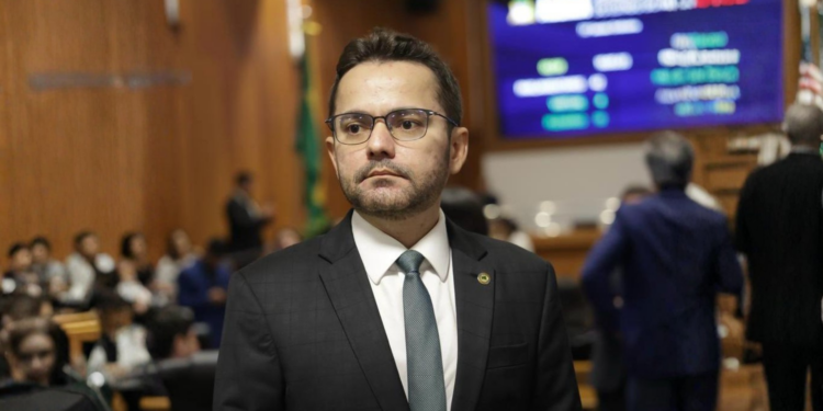 DEPUTADO VIRA “BUCHA” E DEIXA A ALEMA PELA PORTA DOS FUNDOS