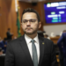 DEPUTADO VIRA “BUCHA” E DEIXA A ALEMA PELA PORTA DOS FUNDOS