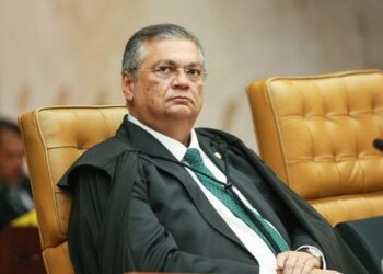 Em meio a críticas ao STF, ministro Flávio Dino diz que precisa “suportar calado agressões e injustiças”